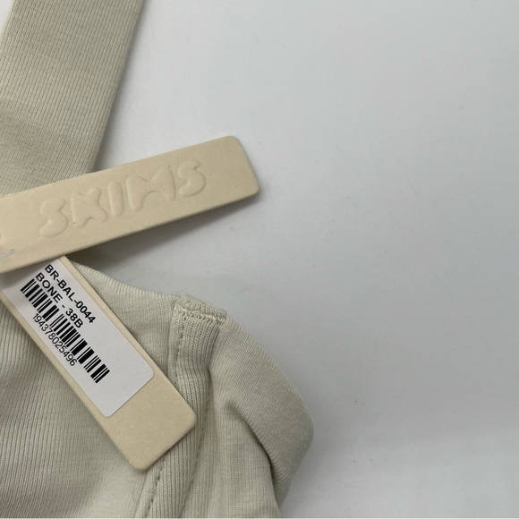 SKIMS Cream Underwire Bra with Adjustable Straps - Picture 2 of 3